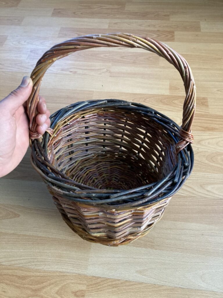 round willow basket with hoop handle